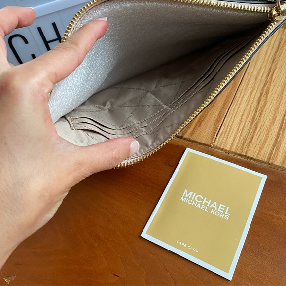 NWT authentic MK leather wristlet blush - Picture 4 of 5